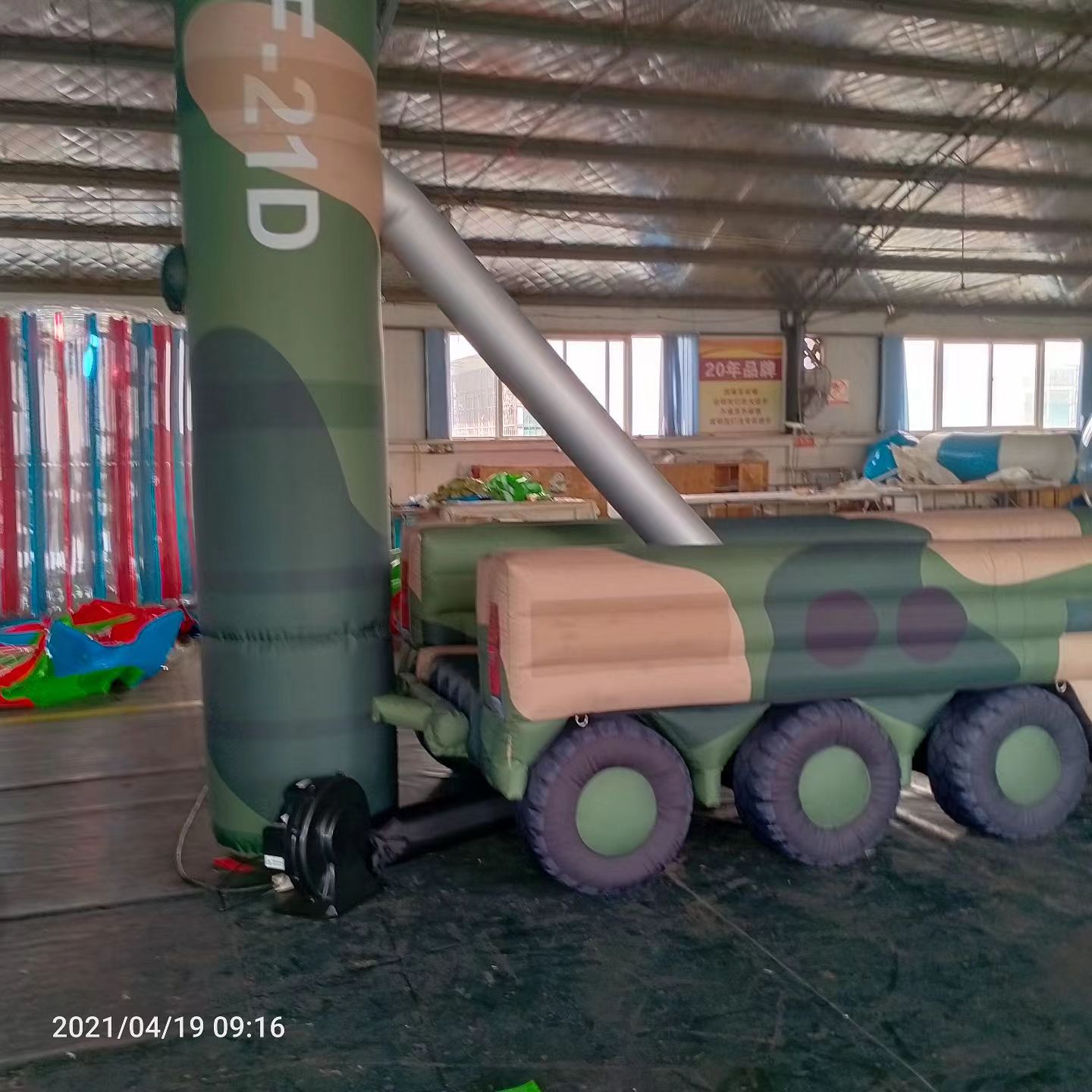 怀来军事演习中的充气目标车辆：模拟发射车雷达车坦克飞机